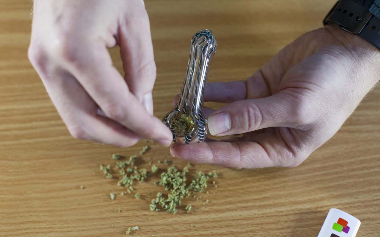 Cómo Empacar y Fumar un Tazón de Cannabis